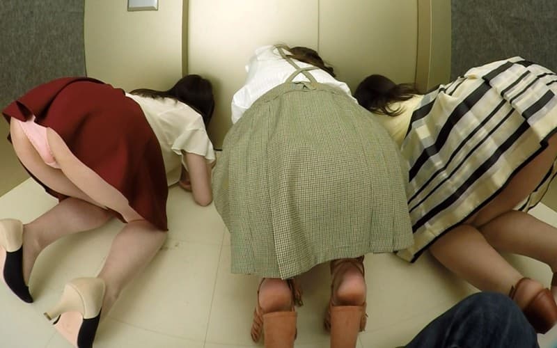 VARM-038 【VR】エレベーター緊急停止！閉じ込められた僕とOL3人