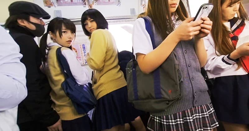 CLVR-055 【VR】盗撮痴漢VR 仲間と一緒に電車で隠し撮りしていたら制服女子が痴漢魔に襲われているのを目撃！女子2人が目で助けを求めていたので助けてあげたら、 ヒーロー扱いされてラッキースケベ4Pできた！