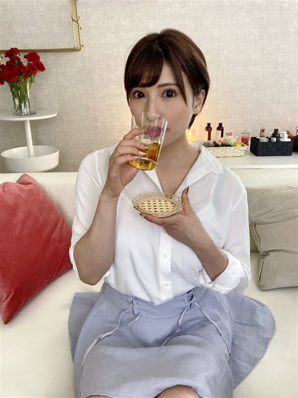 KIWVR-315 【VR】【悪徳マッサージ】初回無料にダマされてやってきた肉感完璧グラマラス美女に日本未承認【超強力媚薬】を使うと早漏イクイク体質に覚醒！！【潮吹き！エビ反りアクメ！痙攣絶頂！】愛液ダダ漏れ敏感ボディに【挟射?顔射?中出し】キメパコSEX 若宮はずき