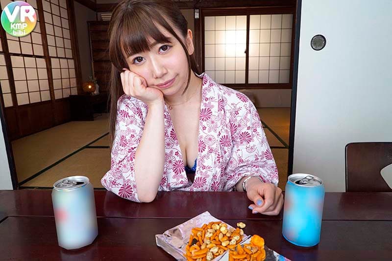 BIKMVR-132 【VR】憧れの美人同期を夜這い！！社内でもモテまくりな同期と出張先でまさかの同部屋に！夜、ほろ酔いで眠りについた同期の寝顔を見たくなり、禁断のふすまを開けてみるとあらわになった純白の太ももと谷間が…そんなつもりじゃなかったのに気づくとその距離は… 大浦真奈美