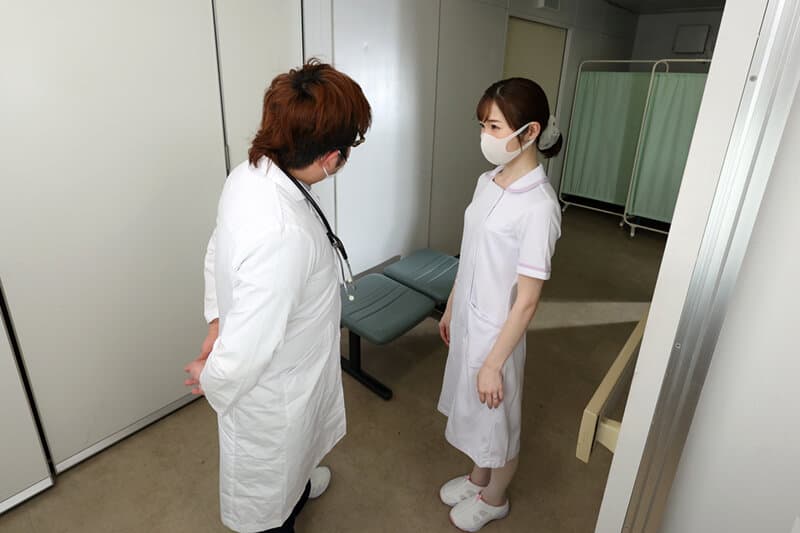 URVRSP-250 上戸まり【VR】【8K VR】美人看護師（人妻）に見つめられながら何度も射精させられる入院生活