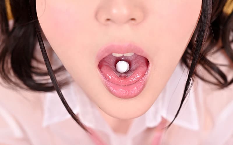 KIWVR-292 【VR】【お触り禁止！本番禁止！】入店したてのスレンダー巨乳美少女と裏オプ交渉！断られたので媚薬を使ってイカせまくり【女子○生のキツマンに連続中出し】しちゃった秘密の【キメパコ】J○リフレ 紺野みいな