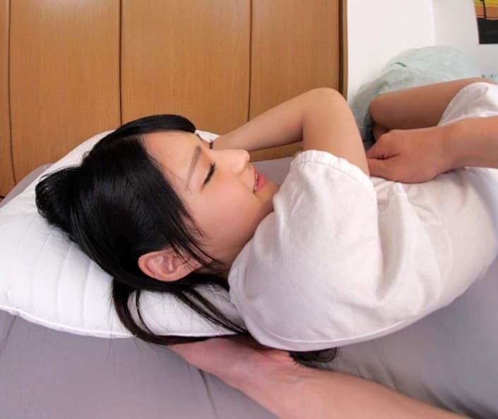 ROYVR-004 【VR】HQ超激的高画質 一緒に寝ている女友達の胸を後ろから揉みしだいていたら、始めは「ヤメて…」と言って抵抗していた女友達が徐々にその気になっていくVR 渚みつき 今まで女の子として…強引にキスしたら彼女もその気になって…そして恥ずかしそうにキスをしてきた！