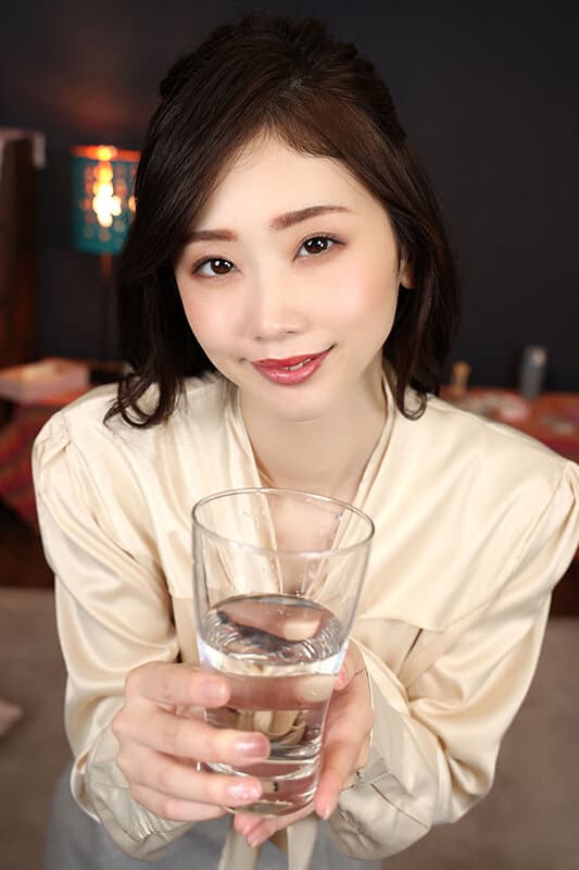 SPIVR-045 入社して間もない僕のチ●ポにロックオンした社内でヤリマンの噂がある色白スレンダーの肉欲女上司 小松杏