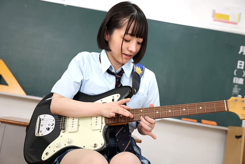 VRKM-1193 【VR】文化祭のLIVE練習で帰りが遅くなった軽音部のクラスメイトが満面の笑みで早弾き初SEX 小島みこ