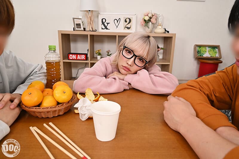 DEVR-013     【VR】「寒いしダルくて出れない」無気力ギャルとコタツ王様ゲームで密着汗だくSEX 春陽モカ