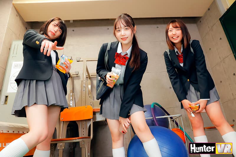 HUNVR-124 【VR】 クラスのヤリマングループにいた隠れ処女！校内でも有名なヤリマントリオに童貞がバレた！すると「ウチらが卒業させてあげるよ」とジャンケンで負けた1人がボクを大人にしてくれるという神展開！！…が、なんとヤリマンぶっていたのに実は処女！？あんなにボクに…