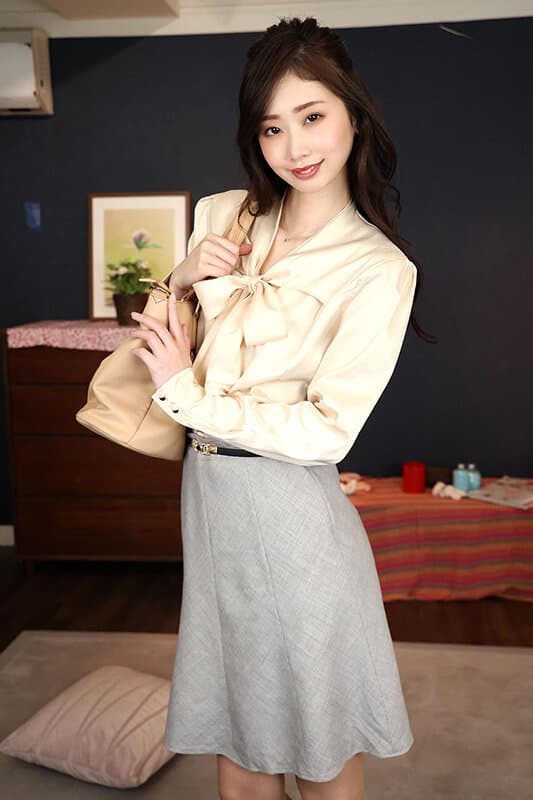 SPIVR-045 入社して間もない僕のチ●ポにロックオンした社内でヤリマンの噂がある色白スレンダーの肉欲女上司 小松杏