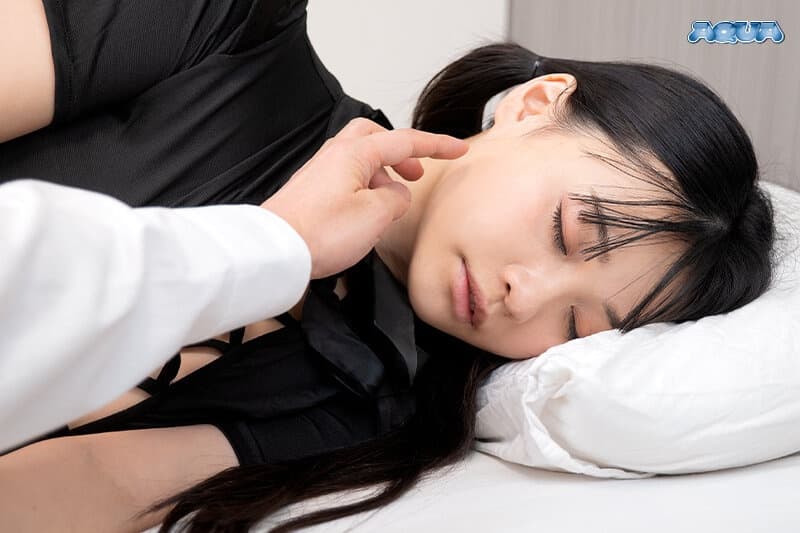 AQUCO-113【VR】【心の声が聞こえてくる VR】女（今日もみんな見てくれるかな…エッチな自撮りなんてやめた方がいいのはわかってるけどやめられないよ…あれ、誰か来た…あいつ来るの今日だっけ…ヤバ…思わず寝たふりしたけど大丈夫だよね…） 花音うらら