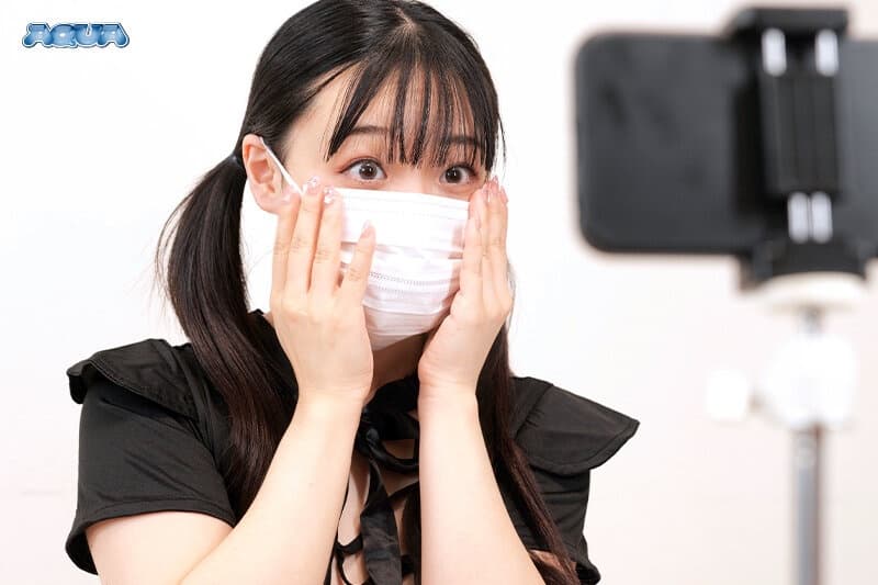 AQUCO-113【VR】【心の声が聞こえてくる VR】女（今日もみんな見てくれるかな…エッチな自撮りなんてやめた方がいいのはわかってるけどやめられないよ…あれ、誰か来た…あいつ来るの今日だっけ…ヤバ…思わず寝たふりしたけど大丈夫だよね…） 花音うらら