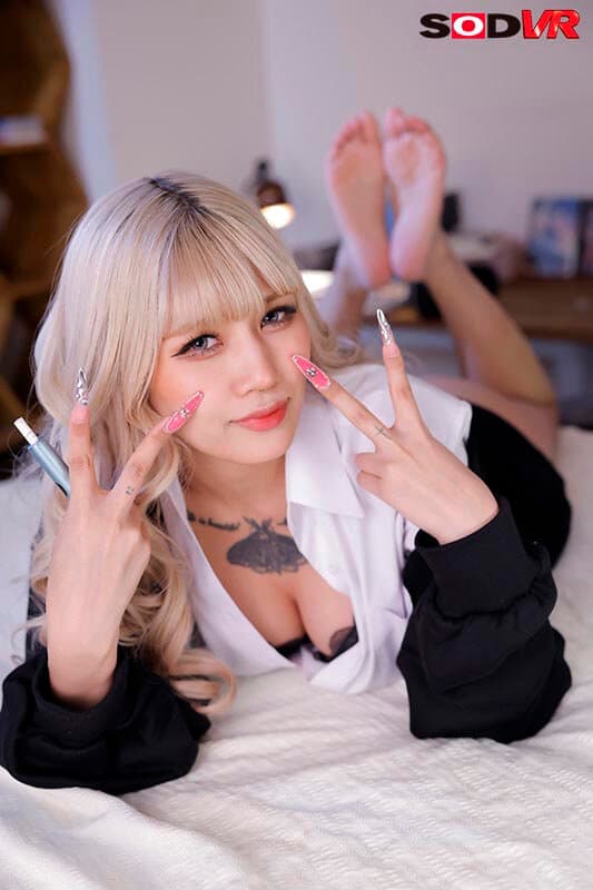 DSVR-1792  【VR】【8K】入り浸りヤニカスギャルにマ●コを貸してもらっているオタクの僕 鳳カレン