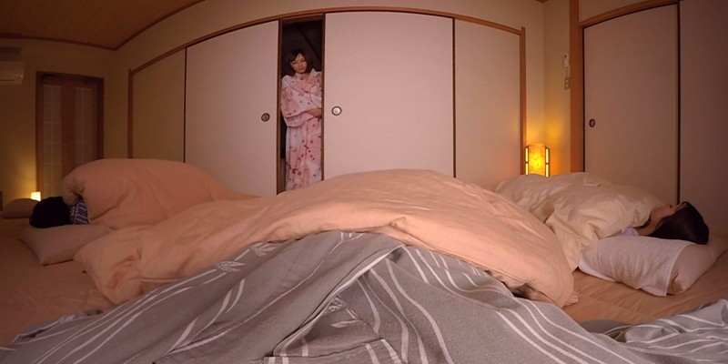 DSVR-110 VR 溫泉旅行酒醉偷肏朋友妻 第二集   顯示原標題
      【VR】友人夫婦と4人で温泉旅行、友人の奥さんがめちゃくちゃ可愛くて僕に気がある！？友人と嫁がお酒を飲んで爆睡している真横でこっそり内緒のお互いW不倫中出しセックス