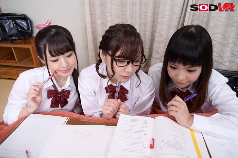 DSVR-374 【VR】正月からコタツの中で！クラスのイケイケ女子●生3人が僕の家で勉強会。【コタツの中】で蒸れたパンティに囲まれて匂いを嗅いでいたら、見つかってしまい…まさかのハーレム4P展開で金玉からっぽ連続中出し！？