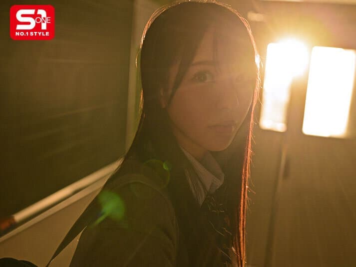 SIVR-411 【VR】被学生浅野告白的次数，三年间达15次…“哪怕只有一次也好…”在空无一人的校舍里，依依不舍地沉溺于那唯一一次犯错的两人毕业典礼 浅野心