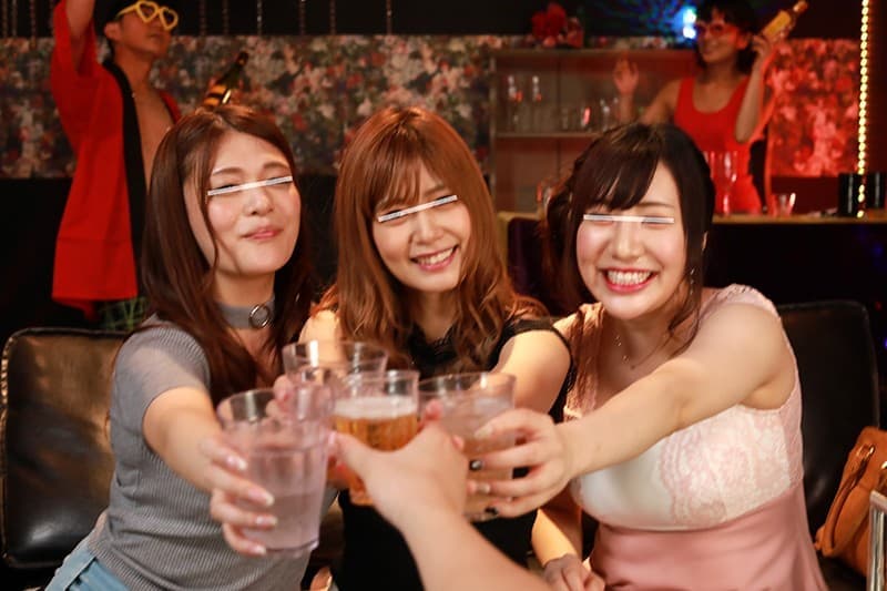 CLVR-043 【VR】【いい波乗ってる系VR】 どんなハプニングあっても動じない僕が、ハプニングバーに行ったら常連ノリ良し3人組（超酒好き）に絡まれていい波にノリ続けてたらご褒美エロ展開VR