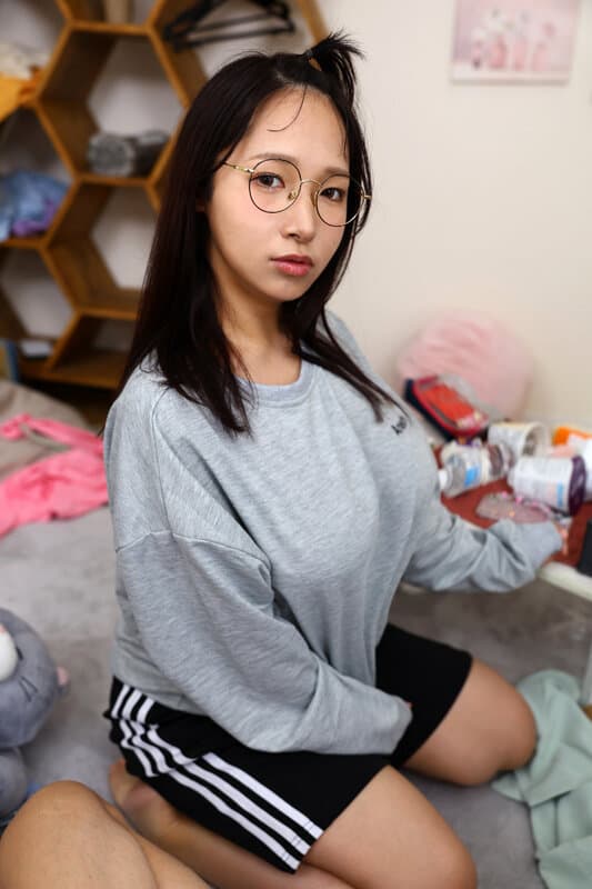 VRKM-1544 【VR】堕落的邻居：与生活无能的肉感女性在凌乱房间中的交流 邻居N女士