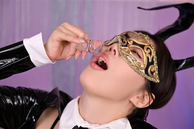 NKKVR-132 【VR】身着反向兔女郎装的【8K超肉感特化！！】醉酒酒吧女竟是自慰中的同班同学！！喝醉后开启开关的她全身舔遍…