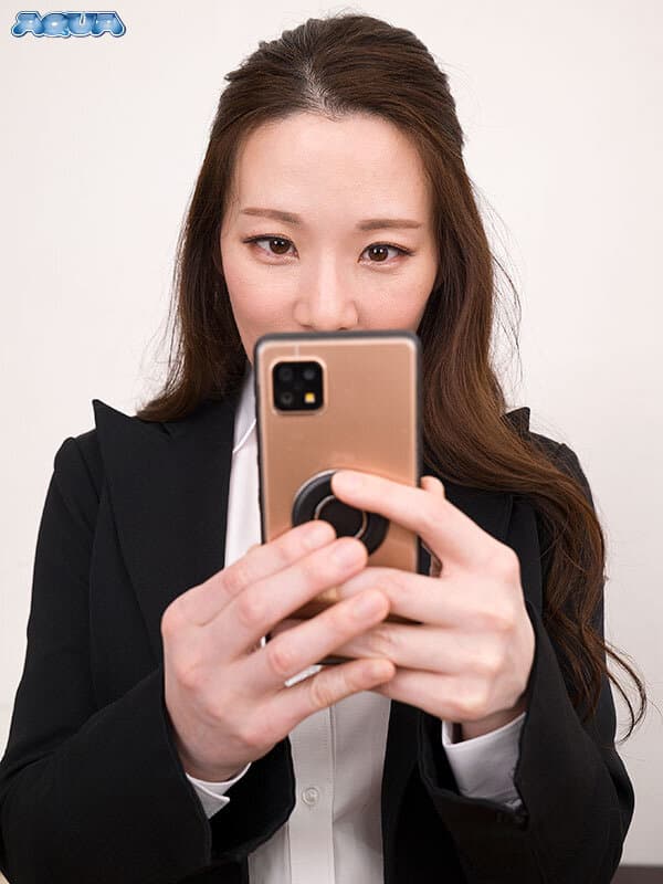 AQUMA-053 【VR】可以尽情用手机拍下你自慰时的表情吗？