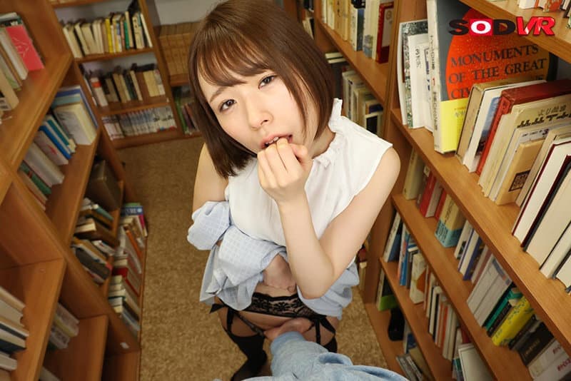 DSVR-1015 【VR】図書館で友人たちとの勉強中、バレないようにこっそり机の下で手コキ、パンツ見せ誘惑、本棚に隠れてフェラ！興奮してガマンできなくなったボクらはこの後めちゃくちゃSEXした。 真白美生