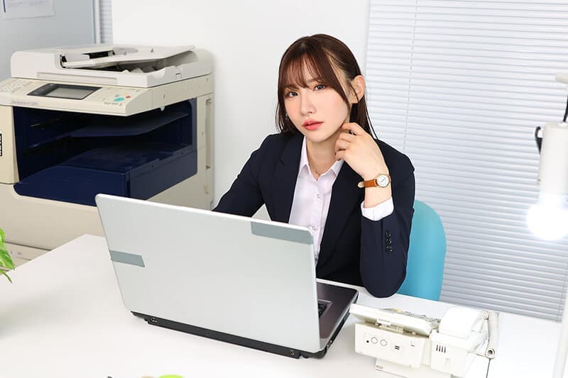 URVRSP-429     【VR】【8K VR】いつもストレスのはけ口として罵倒され脚でイカされハメられる僕 美脚後輩OL にあさん