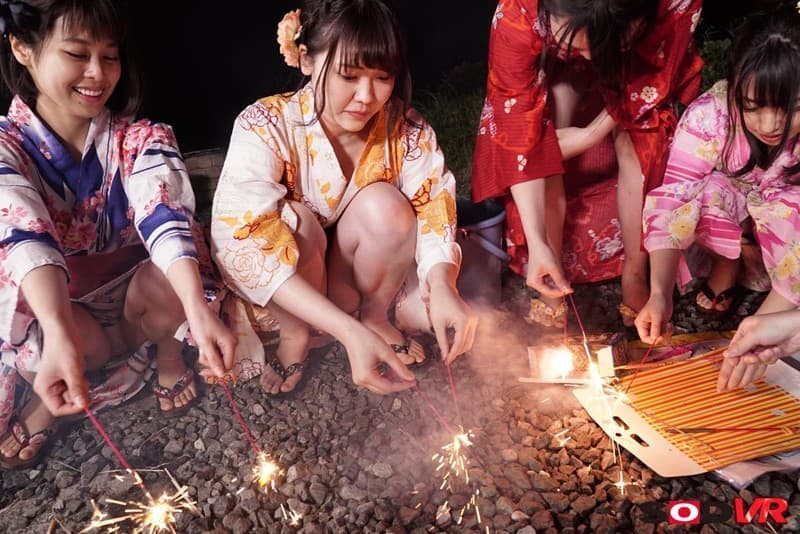 DSVR-302 【VR】夏の夜に線香花火VR 「先に落ちたほうが何でもいう事聞く」という流れで、好きだった子からまさかの告白！2人きりになって浴衣ラブラブ中出しSEX