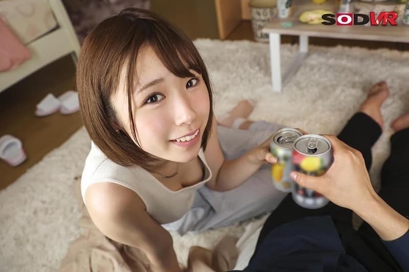 DSVR-1016 【VR】大学サークルの憧れの先輩（女子）の家で宅飲み…皆が終電で帰る中、無害な草食後輩キャラの僕は終電が無くなり泊めてもらうことに！2人で2次会する中、酔った先輩はキス魔になり溶けるようなねっとりキスで僕を勃起させ射精後も濃厚ベロキスでチ○ポを… 真白美生