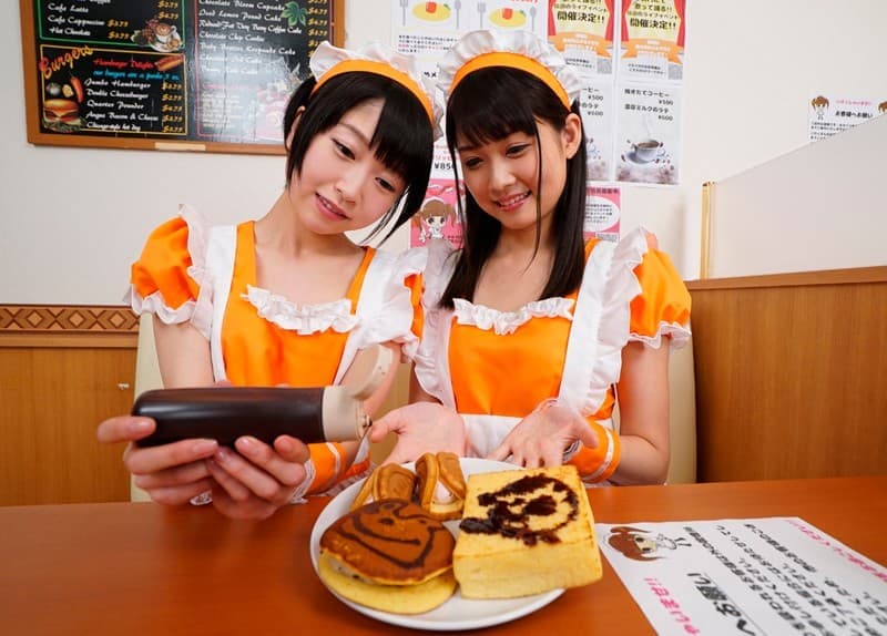 TJVR-009 【VR】「お帰りなさいませ！ご主人様！」「もしよろしければ、生のおま●こでご奉仕させてもらってもイイですか？」アイドルの卵のカフェ店員の神すぎる対応で生中出しSEXが確定しちゃう！？ 吉良いろは 山井すず