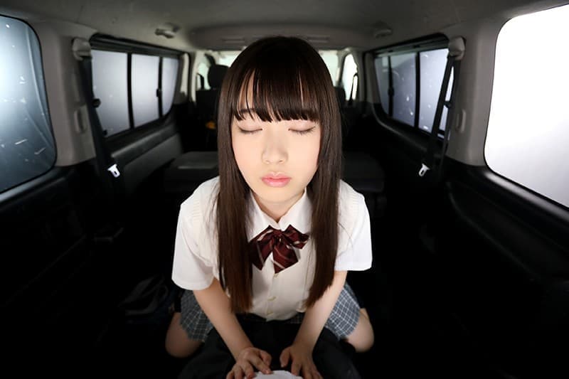 KIWVR-086 【VR】超画質革命！「おじさん大好きっ◆」黒髪清楚な見ための淫乱J○とホテルまで我慢できず出会ったその場で生ハメ中出しカーSEX 美甘りか