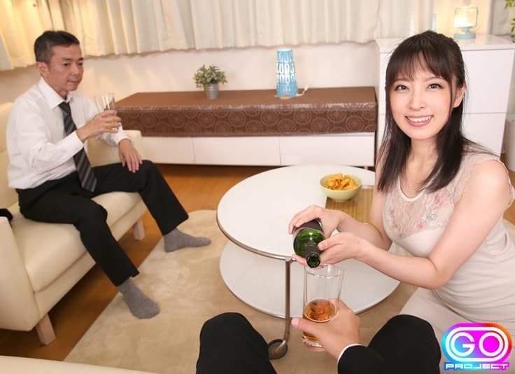 GOPJ-079 【VR】劇的高画質 100cmIカップ爆乳「旦那のいる横で…」NTRバージョンアップ版 2 絶頂9回中出し2回 あの時のあの人が2年後に再び！！ ましろ杏