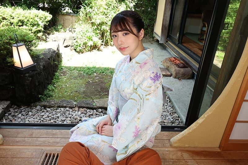 URVRSP-276 【VR】【8K VR】お客様に囁き密着と極上の施しで癒しの宿泊を提供する美人女将 尾崎えりか