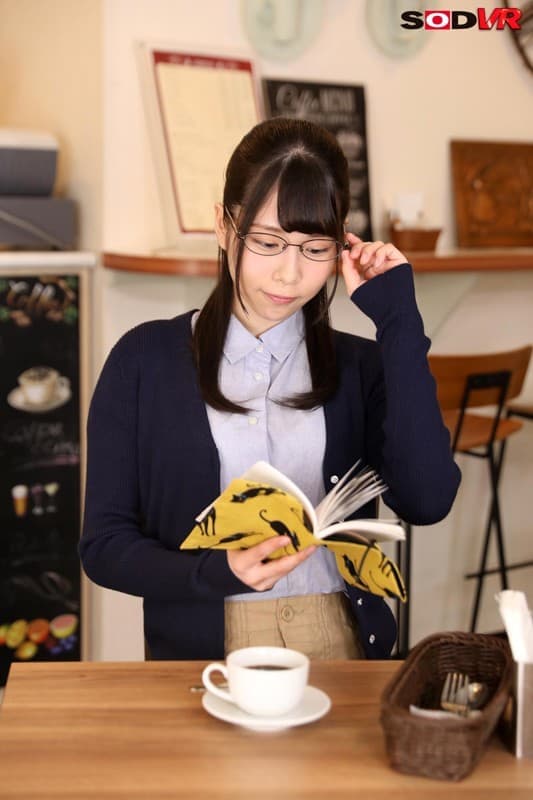 DSVR-287 【VR】清楚系地味子が実はビッチ 耳元で官能小説を読みながらまたがって腰を振ってくる！