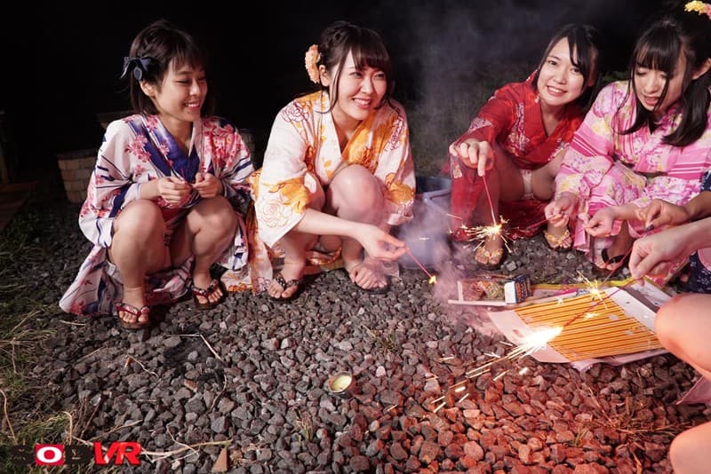 DSVR-302 【VR】夏の夜に線香花火VR 「先に落ちたほうが何でもいう事聞く」という流れで、好きだった子からまさかの告白！2人きりになって浴衣ラブラブ中出しSEX