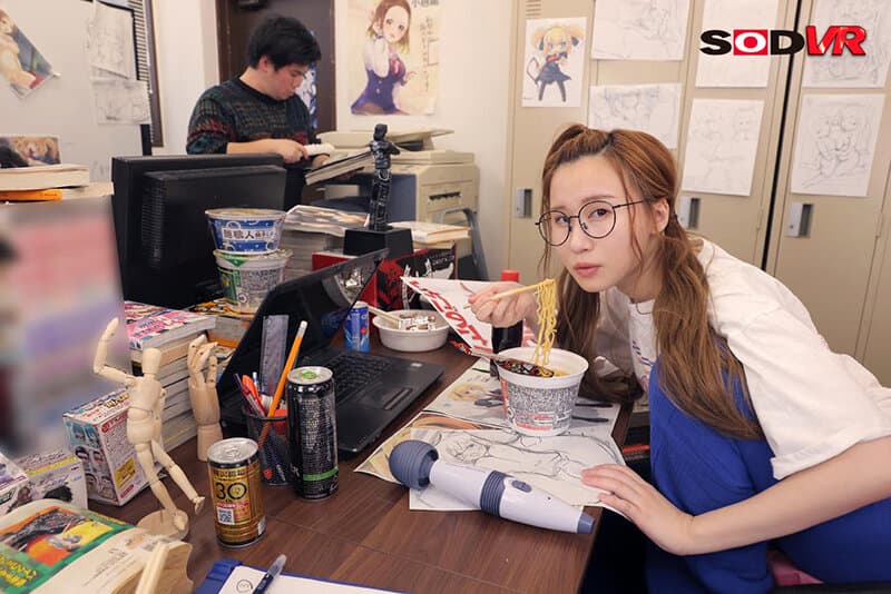 DSVR-1277 朝倉ここな【VR】連日徹夜の限界喪女WEBデザイナーさんの両足おっぴろげオナニー現場に遭遇！秘密にしてあげるから…とその場でフェラチオをお願いすると、ご無沙汰なチ○ポに欲情して性欲爆発。吸いつきおマ○コが僕の生ち○ぽを貪ぼるように咥え込んで、深夜の事務所にピストン音が…