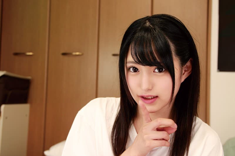 ROYVR-004 【VR】HQ超激的高画質 一緒に寝ている女友達の胸を後ろから揉みしだいていたら、始めは「ヤメて…」と言って抵抗していた女友達が徐々にその気になっていくVR 渚みつき 今まで女の子として…強引にキスしたら彼女もその気になって…そして恥ずかしそうにキスをしてきた！