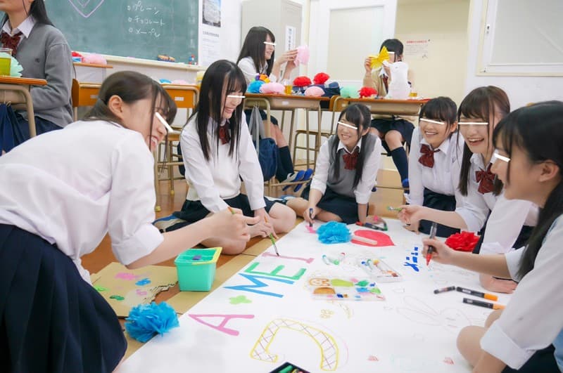 APVR-007 【VR】HQ超激的高画質 去年まで女子校だった学校で男子はボクら2人だけ！毎日イジメられてムカつくから文化祭の準備中に『睡眠薬』で全員眠らせてイタズラしまくり！ハメまくって復讐！！寝てるだけだとつまらないから『媚薬』も飲ませて強制発情！超淫乱に豹変した…VR