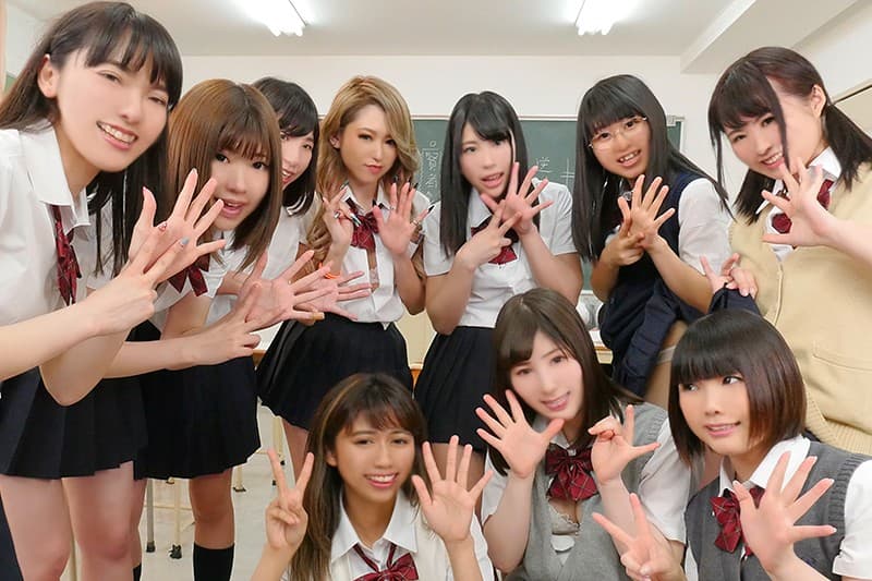 TMAVR-051 【VR】長尺VR 男子がとても少ない僕の学校では女子の力が圧倒的。真面目な僕をパンチラ?胸チラで挑発し遊ぶ女子たちに思わず勃起！意外に大きい僕のチ●ポを見た女子たちは興味津々で…