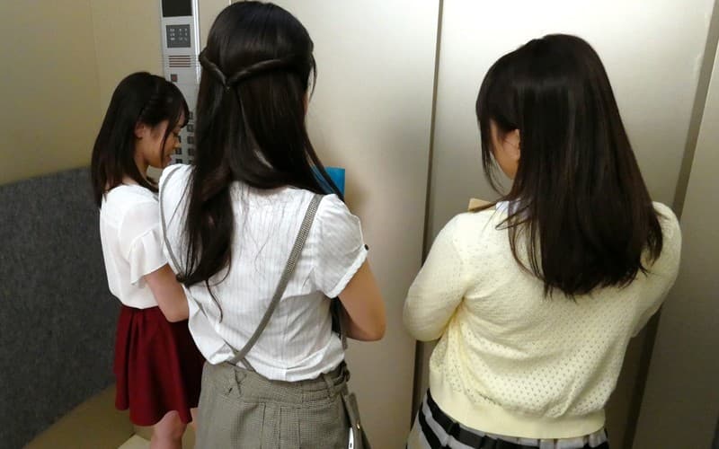 VARM-038 【VR】エレベーター緊急停止！閉じ込められた僕とOL3人