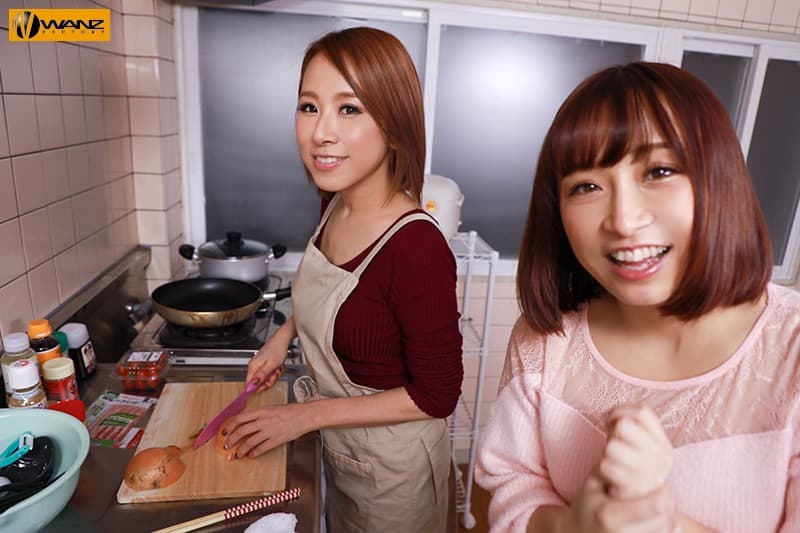 WAVR-009 【VR】彼女の家に初めてお泊りをして声を押し殺して密着SEXしていたら、それを覗いていた姉が発情しだしてこそこそ…夢の美人姉妹丼VR！！