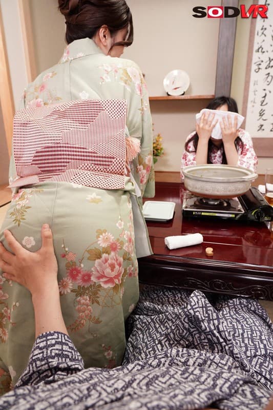 DSVR-503 【VR】【HQ高画質】精力料理を食べさせフル勃起ち○ぽを一度入れたら離さないスッポンま○こで連続SEXする変態女将 三浦歩美