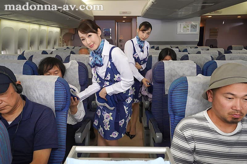 JUVR-029 【VR】新人CAの僕が配属先で出逢った先輩人妻CA達に痴女S教育指導で勤務中ところ構わずしごかれる機内研修VR