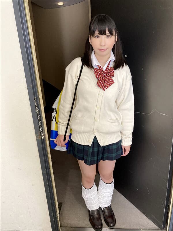 KIWVR-320 【VR】「ビンビンなオチ○チ○見てたら挿れたくなっちゃいました…◆」家事代行サービスで来た爆乳J○の【デカ尻パンチラ＆ルーズソックス】にムラムラ全開で勝手に無許可ガン突きバック！JカップBOIN女子○生と【中出し?尻射?顔射】SEX らん