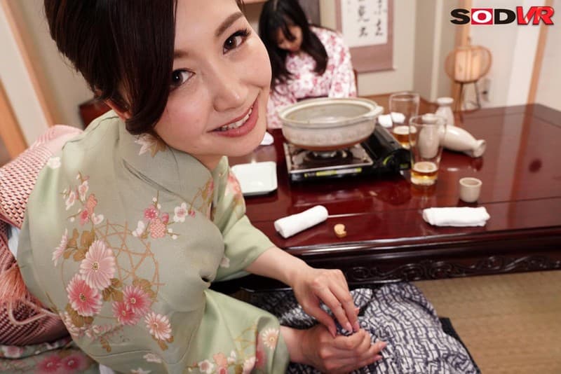 DSVR-503 【VR】【HQ高画質】精力料理を食べさせフル勃起ち○ぽを一度入れたら離さないスッポンま○こで連続SEXする変態女将 三浦歩美