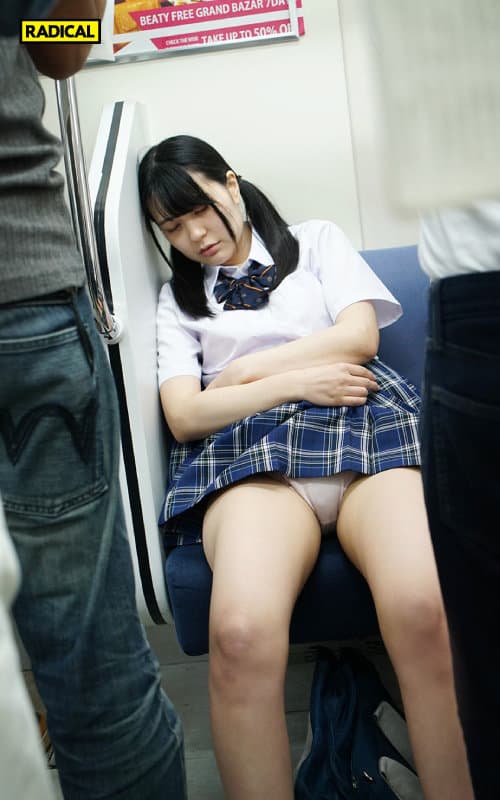 MANIVR-044 【VR】向かいの席から見せつけてくる女子○生の電車パンチラで挑発されて…