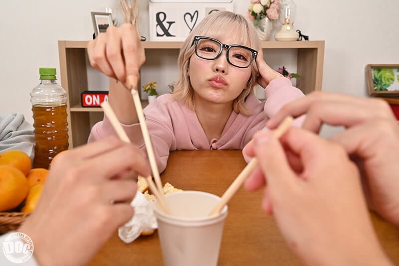 DEVR-013     【VR】「寒いしダルくて出れない」無気力ギャルとコタツ王様ゲームで密着汗だくSEX 春陽モカ