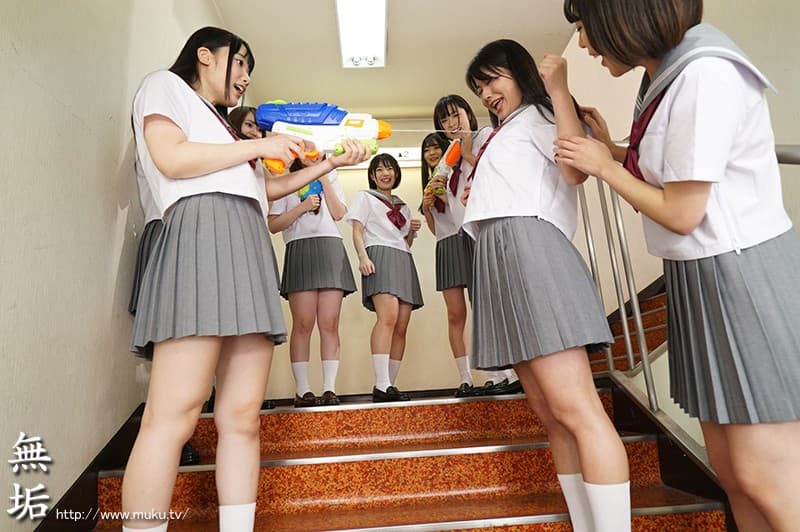 MUVR-002 【VR】【超長尺VR！】純粋無垢な制服美少女10人とハーレム学園生活 女の子たちの真っ白なパンティの匂いをリアルに感じる350分 超ド迫力でパンティを楽しむノーモザイクVR