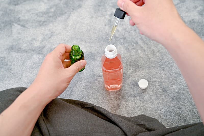 KIWVR-099 【VR】超画質革命！パパ活円光！動画を撮ってお金をよこせと脅してきたクソ生意気なJ○に媚薬を飲ませたらおっぱいやアナルを触るだけで何度もイキ果てるどスケベ女に豹変！快楽堕ちして「おチ○ポ挿れて◆」とおねだりしてきたので挿入してやり逆襲の中出し性交！ 高杉麻里