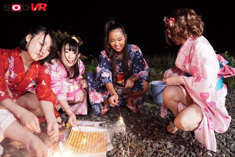 DSVR-302 【VR】夏の夜に線香花火VR 「先に落ちたほうが何でもいう事聞く」という流れで、好きだった子からまさかの告白！2人きりになって浴衣ラブラブ中出しSEX