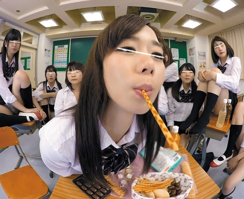 HUNVR-009 【VR】VR長尺 去年まで女子校だった学校に入学したら男はボク1人！！ただただ男子というだけでモテまくってしまった！クラスに男子はボクだけだから、みんな無警戒でパンチラ全開！！当然、パンチラをガン見していたら勃起してしまいヤバイと思ったけど、女子たちは興奮…