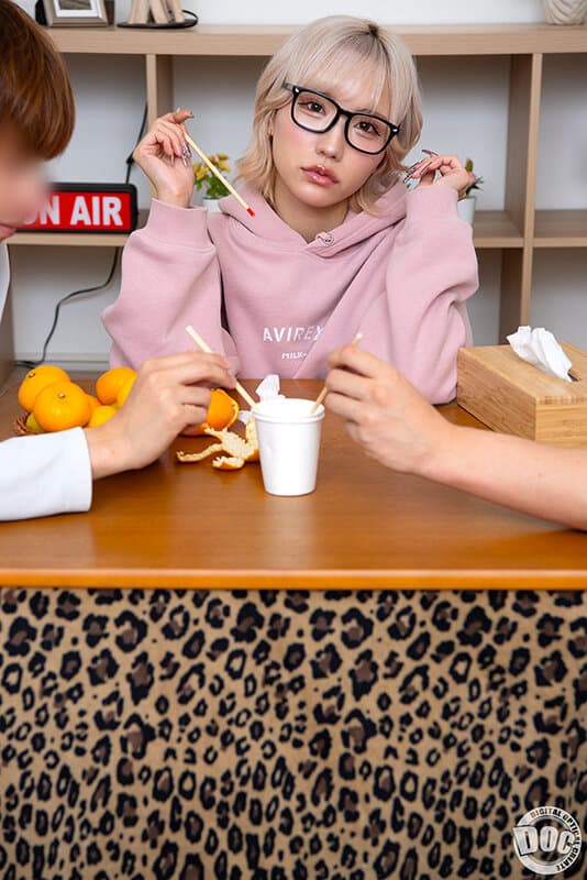 DEVR-013     【VR】「寒いしダルくて出れない」無気力ギャルとコタツ王様ゲームで密着汗だくSEX 春陽モカ