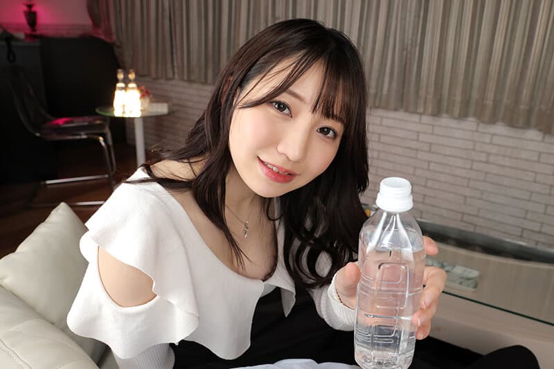 URVRSP-230 流川莉央【VR】目を覚ましたらそこはラブホテル。目の前には後輩の美人受付嬢が…。新婚の僕は帰ろうとするが酔いが回って動けない。密着する身体…潤んだ瞳…妻とは違う女の匂い…関西弁で優しく語り掛けるその唇まであと数センチ…僕は我慢できず… 莉央 / URVRSP-230 Nagarekawa Rio Love Hotel – VR